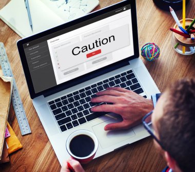 Dizüstü bilgisayarda çalışan iş adamı