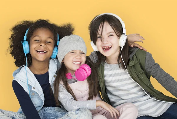 Meninas alegres ouvir música — Fotografia de Stock