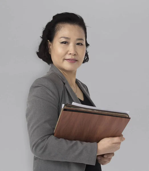 Volwassen Aziatische zakenvrouw — Stockfoto