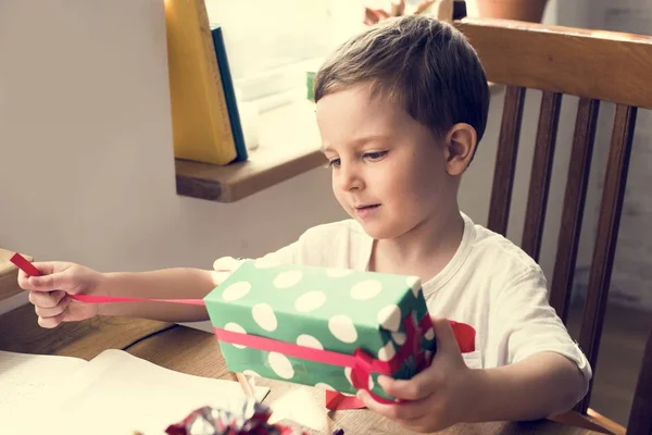 Kind hält Geschenkbox in der Hand — Stockfoto