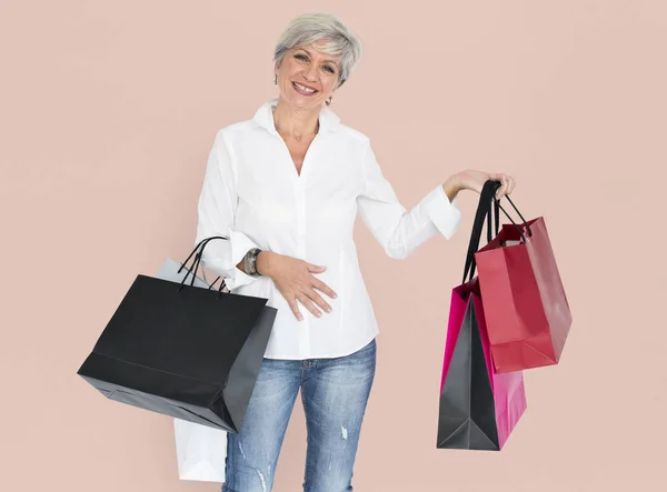 Alışveriş torbaları ile üst düzey kadın — Stok fotoğraf