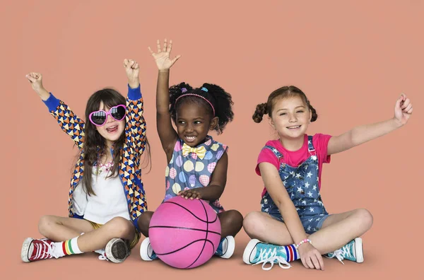 Meninas posando para câmera — Fotografia de Stock