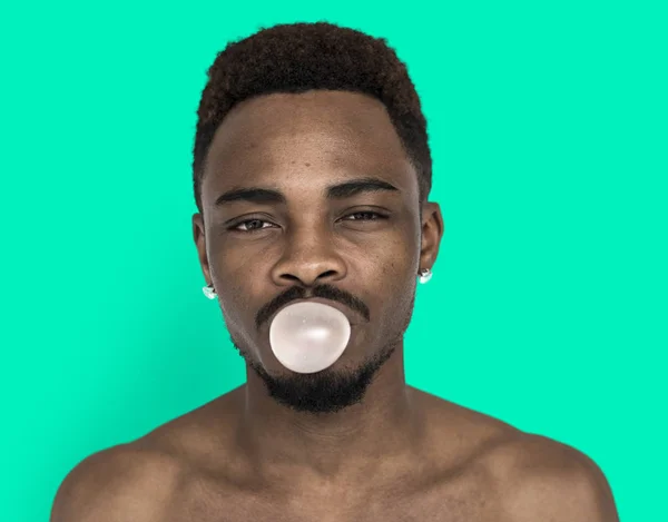 Uomo africano con gomma da masticare — Foto Stock