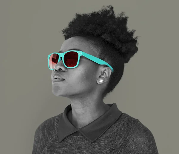 Стильная африканская женщина в солнечных очках — стоковое фото