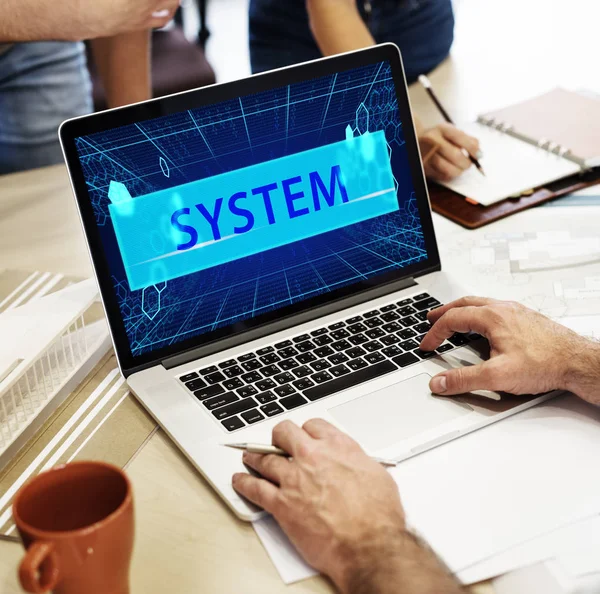 Dizüstü bilgisayar kullanan tanışma adam