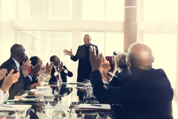 Multirracial personas teniendo reunión — Foto de Stock