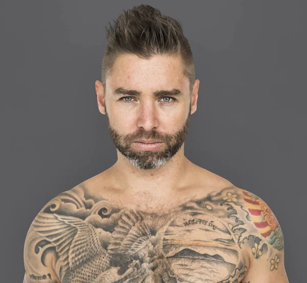 Tatuato bello uomo — Foto Stock