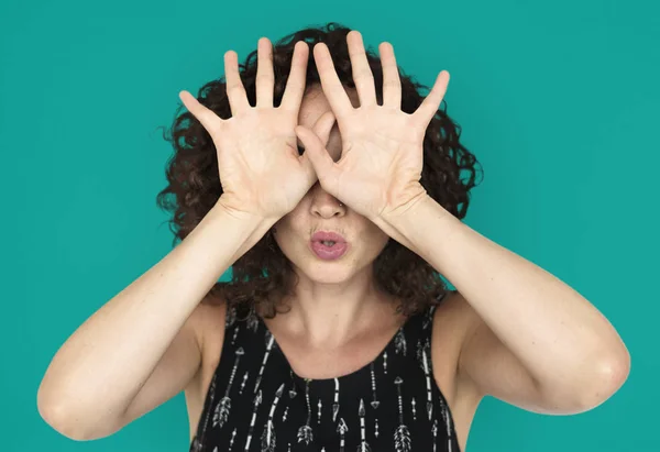 Mulher com rosto de cobertura de cabelo encaracolado — Fotografia de Stock