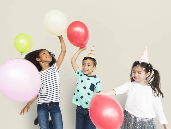 小孩子们庆祝节日 — 图库照片