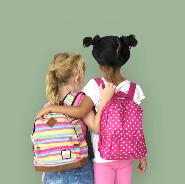 Předškolní dívky s batohy — Stock fotografie