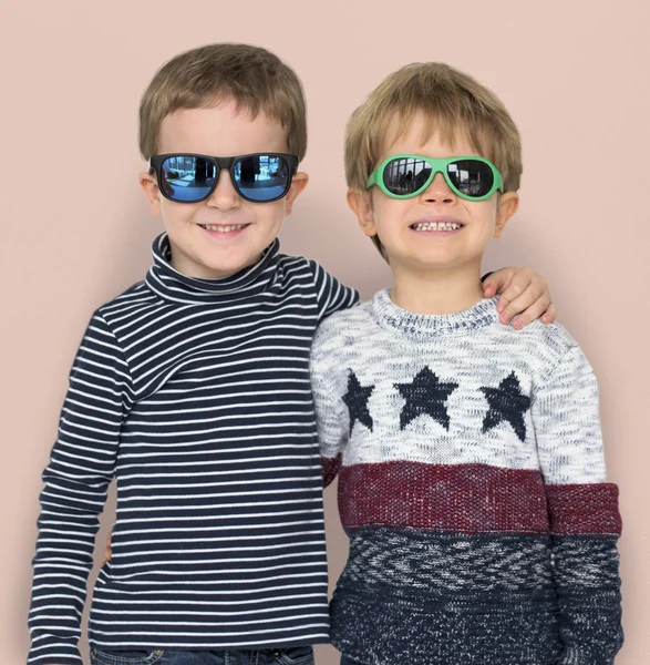 Стильні маленькі хлопчики в сонцезахисних окулярах — стокове фото