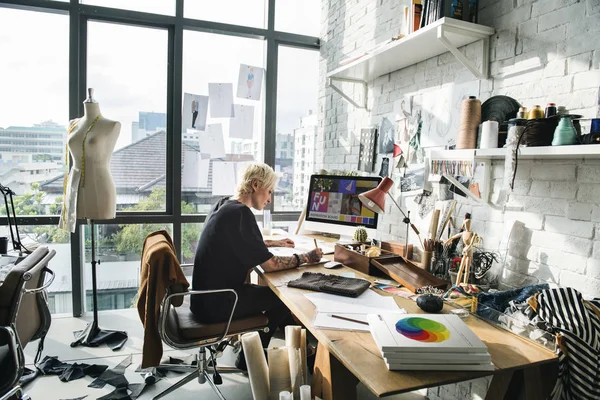 Moda Tasarımcısı işyerinde