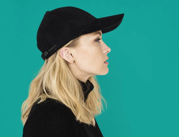 Blonde Frau mit schwarzer Mütze — Stockfoto