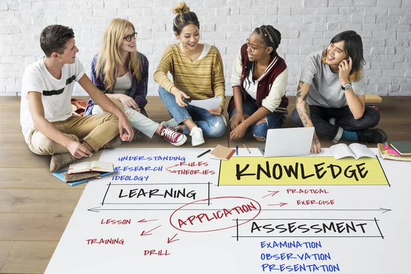 Studenti che lavorano insieme al progetto — Foto Stock