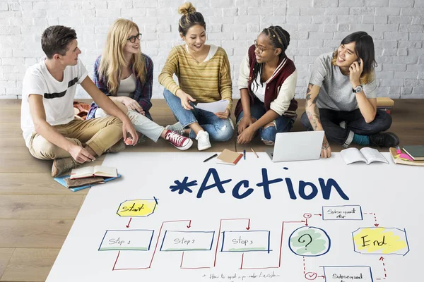 Studenti che lavorano insieme al progetto — Foto Stock