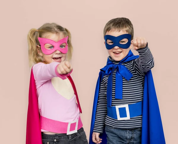 Kinderen in superheld kostuums — Stockfoto