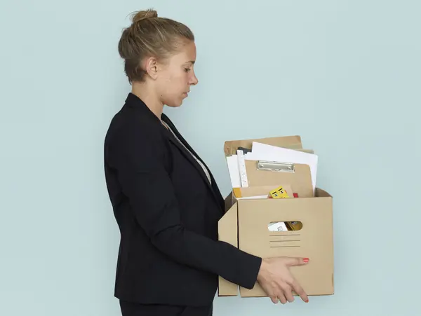 Empresária transportando caixa — Fotografia de Stock