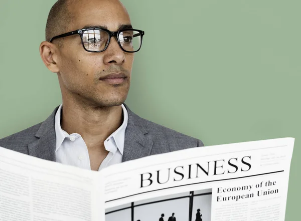 Uomo d'affari di razza mista leggendo giornale — Foto Stock
