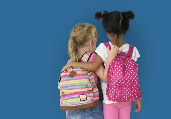 Förskola flickor med ryggsäckar — Stockfoto