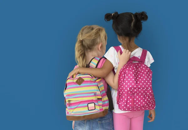 Niñas preescolares con mochilas — Foto de Stock