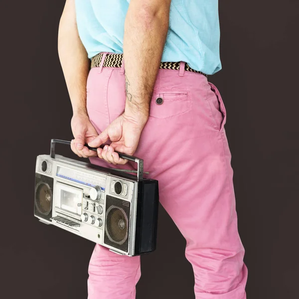 Ο άνθρωπος σε ροζ παντελόνι κρατώντας boombox — Φωτογραφία Αρχείου
