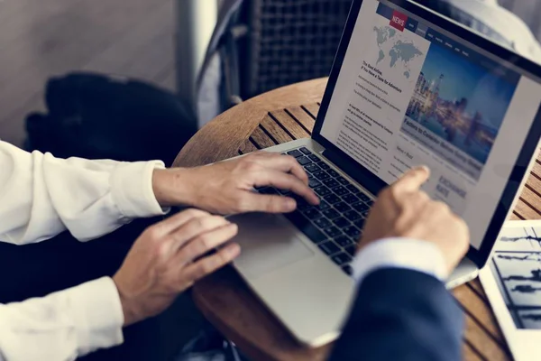 Empresarios usando laptop — Foto de Stock