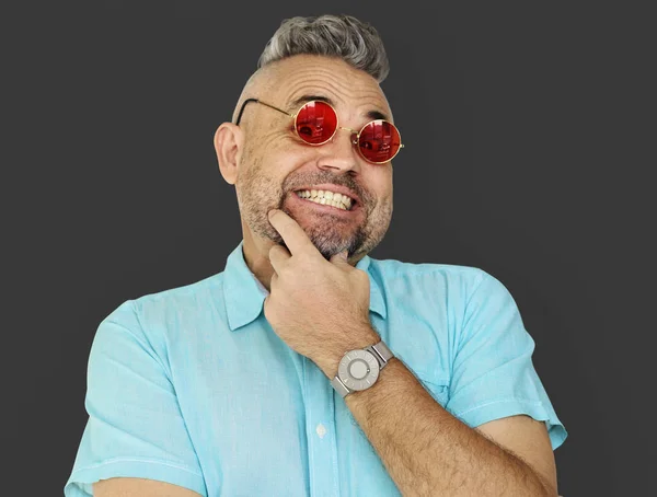 Engraçado adulto homem sorrindo no estúdio — Fotografia de Stock