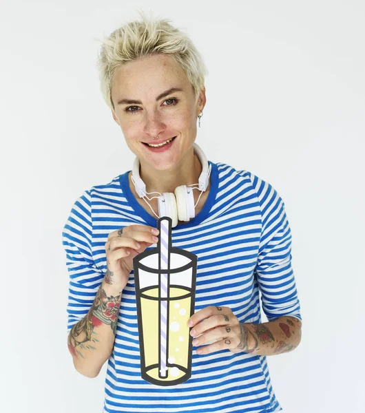 Limonata ile sarışın kadın 