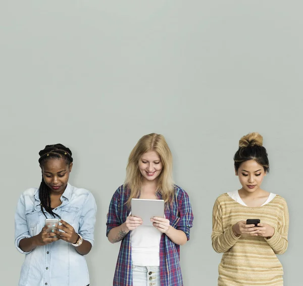 Arkadaşlar dijital cihazlar kullanarak