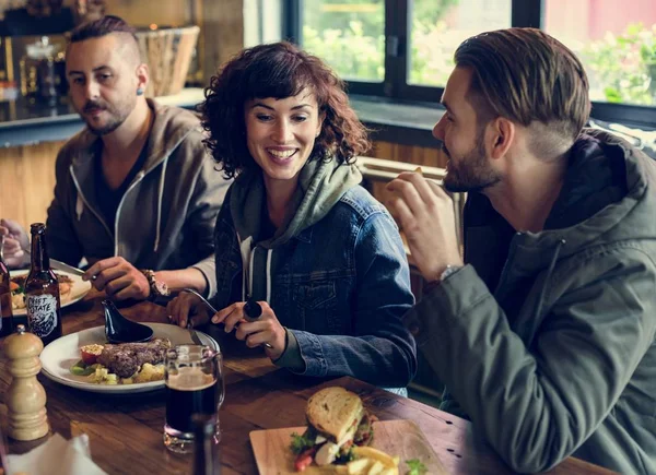 Migliori amici che bevono birra artigianale — Foto Stock