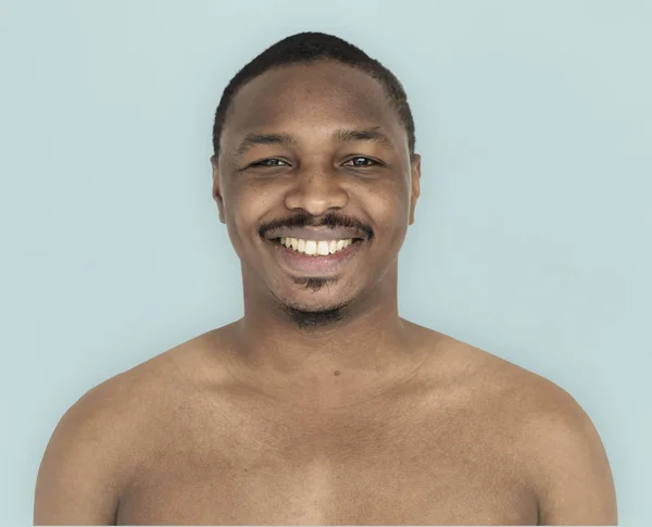 Afrikanischer lächelnder Mann mit nackter Brust — Stockfoto