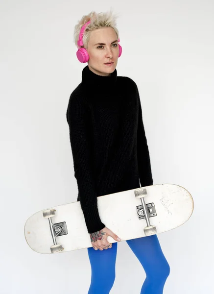 Donna bionda con skateboard — Foto Stock