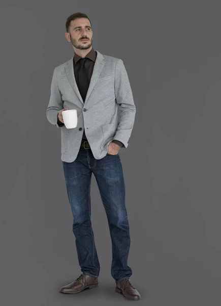 Hombre de negocios caucásico sosteniendo taza de té —  Fotos de Stock
