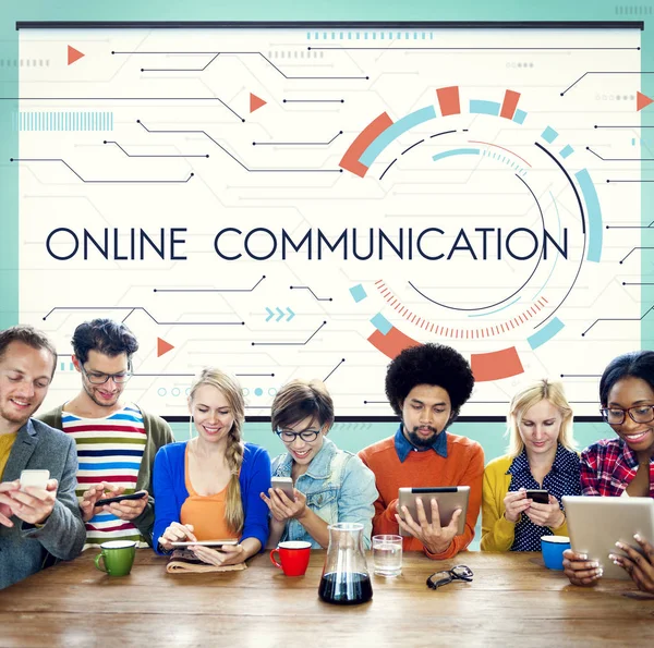 Dijital cihazlar çok ırklı insanlarla.