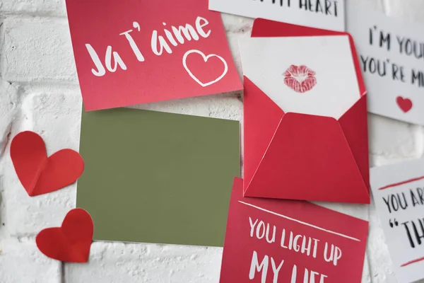 Love Letters op een witte muur — Stockfoto