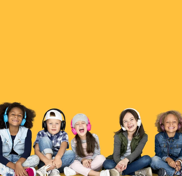 Çok kültürlü grup çocuk müzik dinleme — Stok fotoğraf