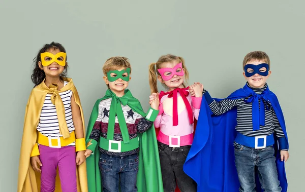 Crianças em trajes de super-herói — Fotografia de Stock