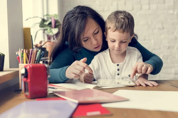 Anne ve oğlu dijital tablet kullanma