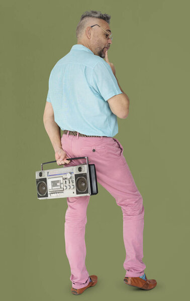 Человек, держащий коробку
