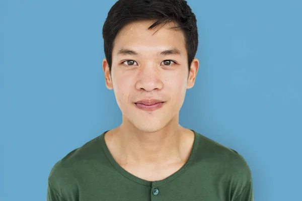 Asiatischer Mann im Studio — Stockfoto