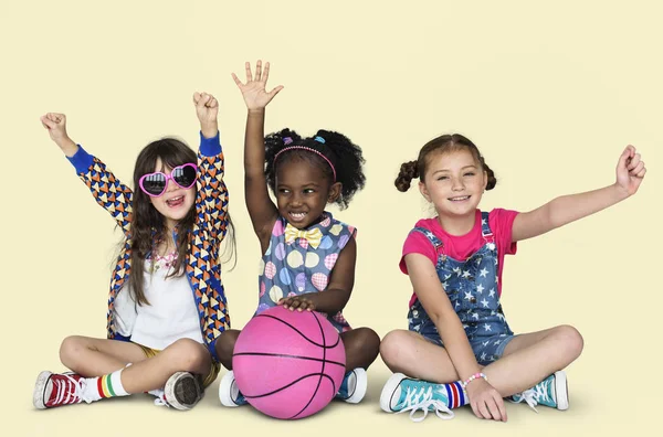 Petites filles posant pour la caméra — Photo