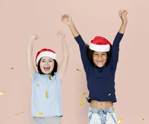 Šťastné děti nosí Santa klobouky — Stock fotografie