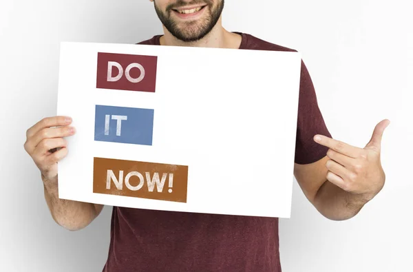 Hombre sosteniendo pancarta — Foto de Stock