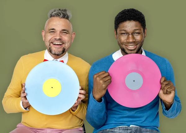 Snygga män med färgglada vinylskivor — Stockfoto