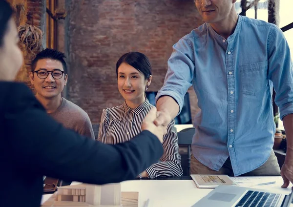 Zakelijke partners schudden handen — Stockfoto