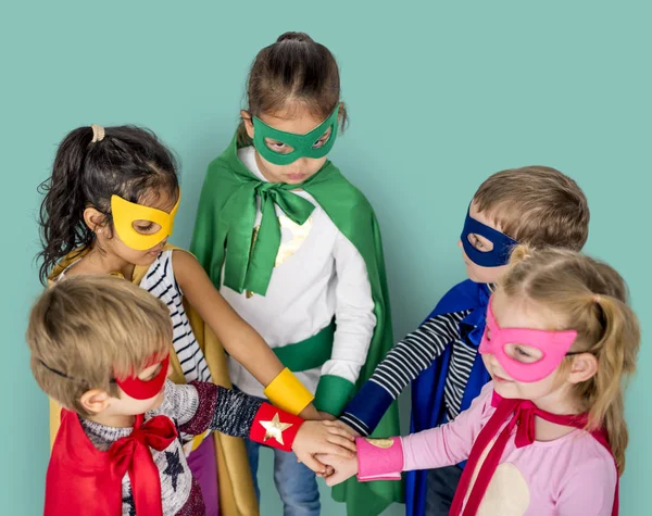 Mijn lieve kinderen in superheld kostuums — Stockfoto