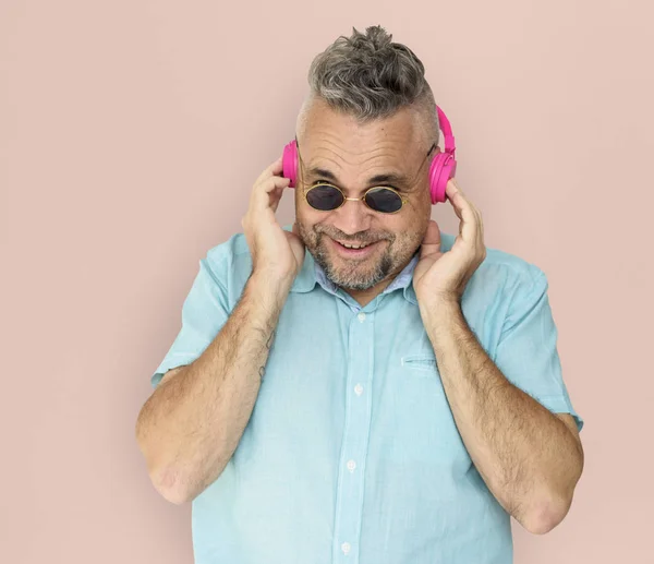 Άνθρωπος ακούγοντας μουσική στα ακουστικά — Φωτογραφία Αρχείου