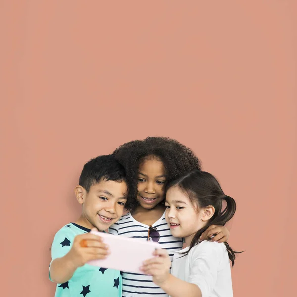 Dzieci za pomocą smartfona — Zdjęcie stockowe