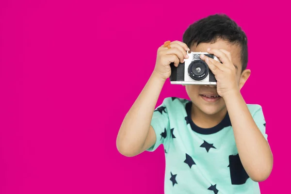 Niño usando cámara — Foto de Stock