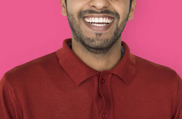 Usmívající se muž indického ve studiu — Stock fotografie